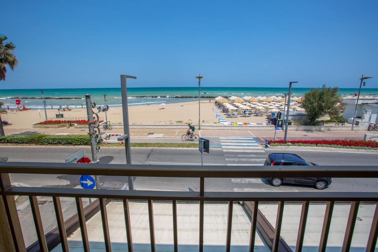 Palm Beach House - Vista Mare Montesilvano Marina Buitenkant foto